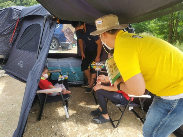 한국관광공사가 ‘안전한 캠핑을 위한 현장캠페인’을 전개한다. 사진은 8월28일 횡성 옥계리에서 진행한 캠페인 진행 모습. / 한국관광공사
