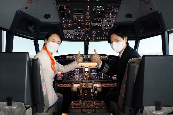 제주항공이 9월4일부터 서울 마포구 '홀리데이 인 익스프레스 서울홍대' 7층에 보잉737MAX 조종실 시뮬레이터 체험을 제공한다 / 제주항공
