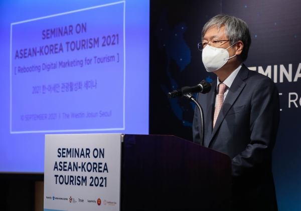 한-아세안센터 김해용 사무총장이 '2021 한-아세안 관광활성화 세미나'에서 개회사를 하고 있다 / 한-아세안센터
