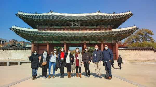 스페인 여행업계 관계자들이 서울 등 주요 도시를 답사했다. 창덕궁에서 기념촬영을 하고 있다. / 한국관광공사