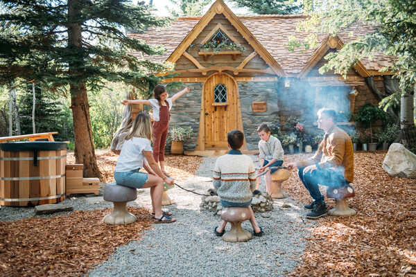 돌과 나무로 만든 오두막이 매력적인 리조트 / ⓒCharmed Family Resorts