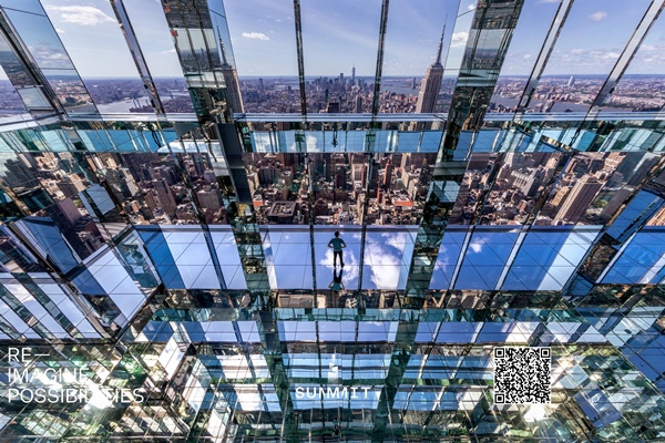 원 밴더빌트 서밋 전망대의 바닥은 유리로 만들어져 305m 높이에서 메디슨 거리를 내려다볼 수 있다.  / 뉴욕관광청