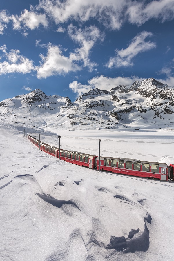 설길을 달리고 있는 베르니나 특급열차 / 스위스정부관광청