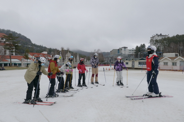 싱가포르 스키 관광객 24명이 한국을 찾아 스키 강습을 받고 있다. / 한국관광공사