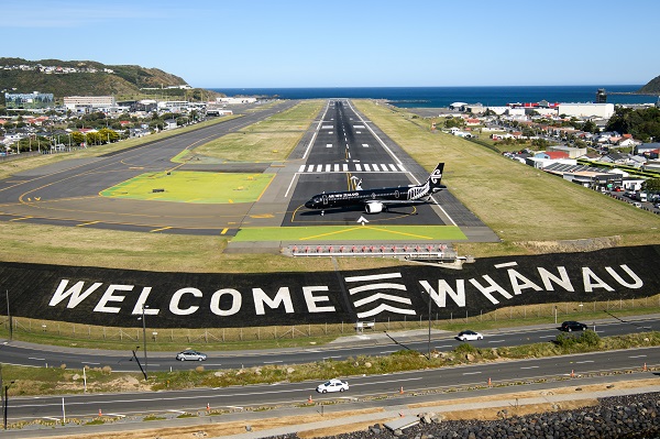 뉴질랜드 국경이 코로나 이후 처음으로 전면 개방된다. 사진은 지난해 4월 호주와의 트래블 버블로 항공 운항이 시작되었을 당시의 웰링턴 공항 활주로 환영 메시지 / 뉴질랜드관광청