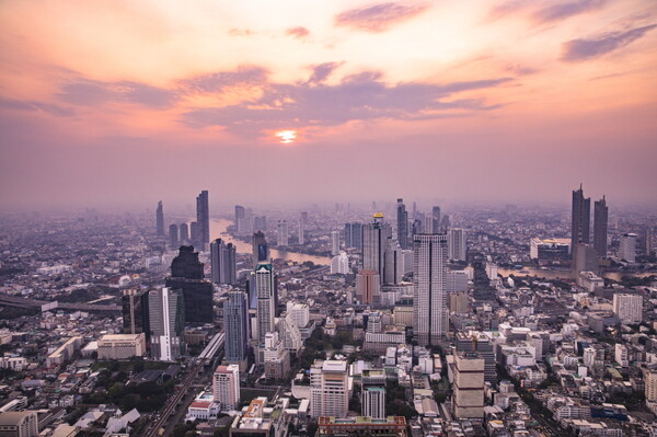 태국이 4월1일부터 입국 전 PCR검사 음성확인서 제출 요건을 폐지한다. 사진은 킹파워 마하나콘에서 바라본 방콕 전경 / 여행신문CB