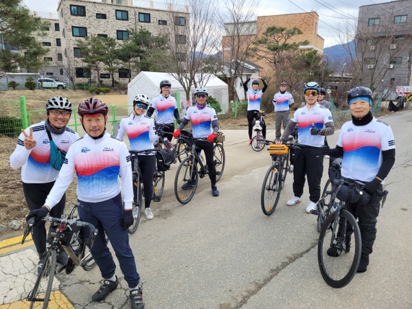 자전거로 한국 종주여행에 나선 싱가포르 사이클링 동호회 회원들 / 한국관광공사