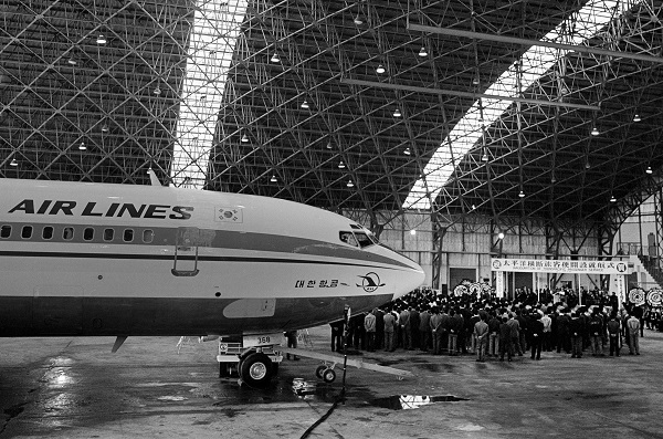 1972년 4월 김포국제공항 격납고에서 대한민국 역사상 최초 태평양 횡단 여객편이 개설됐다 / 대한항공 