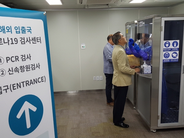 KATA 오창희 회장이 직접 PCR 검사를 체험하며 내외국인 관광객 전용 코로나19 검사센터 개소를 축하했다. / 김선주 기자