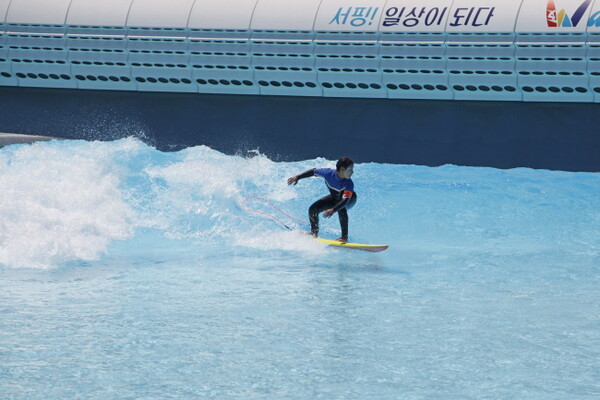 웨이브파크에서 서핑을 즐길 수 있다 / ©박상준