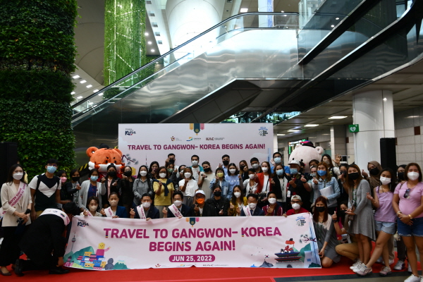 6월25일 양양국제공항을 통해 입국한 필리핀 단체를 환영하는 행사가 열렸다. / 한국관광공사