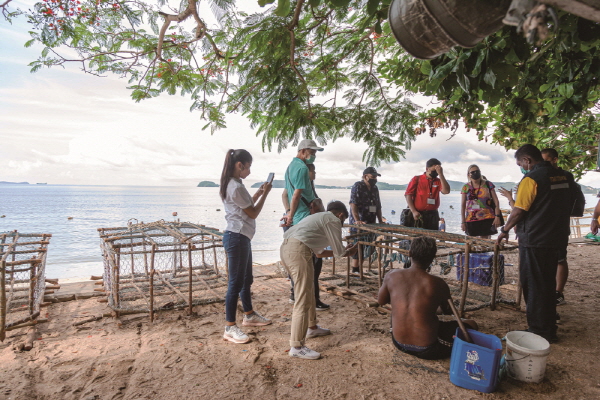 포스트 투어 중 하나인 모켄 라이프. 참가자들이손으로 어망을 만드는 바닷가 부족의 삶을 체험해보고 있다