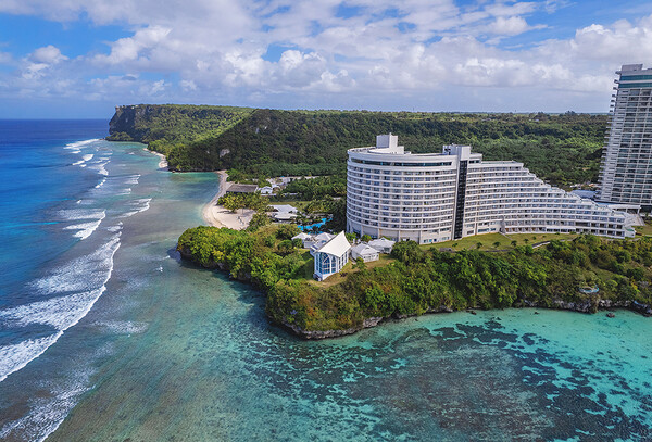 호텔 닛코 괌은 투몬만에 위치해 있다. 총 470개의 오션프론트 객실로 에메랄드빛 투몬 비치와 건 비치의 바다 경관을 만끽할 수 있다 / 호텔 닛코 괌 