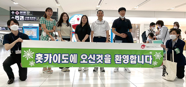 기념사진을 찍고 있는 팸투어 참석자들 / 홍은혜 기자