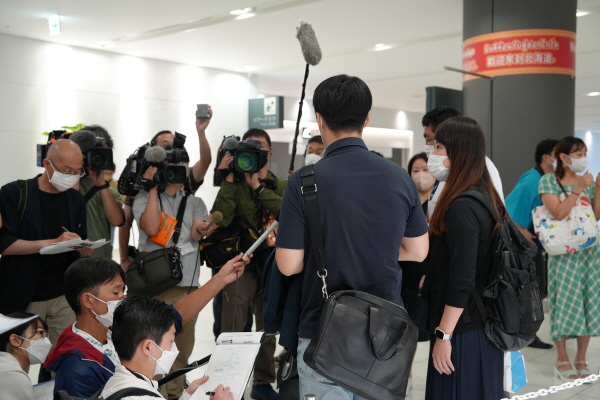 신치토세공항에서 홋카이도 지역 언론들이 한국 팸투어 참가자들에게 질문을 하고 있다 / 홍은혜 기자