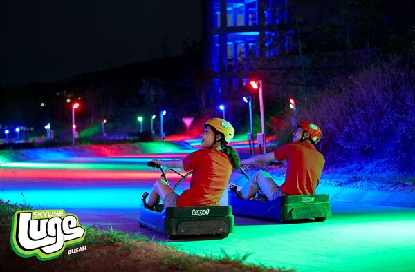 부산 스카이라인 루지에서는 불빛을 따라 짜릿한 속도감을 즐길 수 있다 / 호텔스컴바인