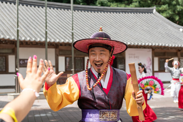 한국민속촌에서는 관람객과 직접 소통하는 조선시대 캐릭터가 등장해 관람객들의 시선을 사로잡는다 / 채지형