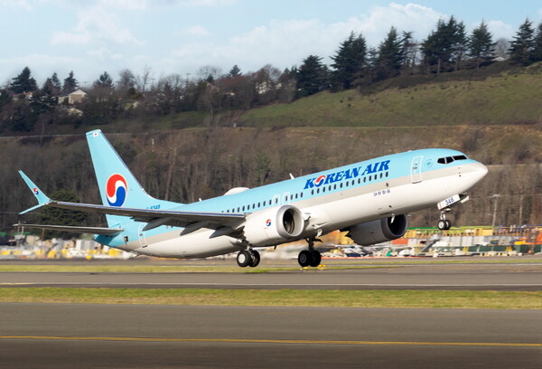 대한항공이 김해-인천 환승전용 내항기 운항을 2년 6개월 만에 재개한다. 사진은 대한항공 B737-8 / 대한항공