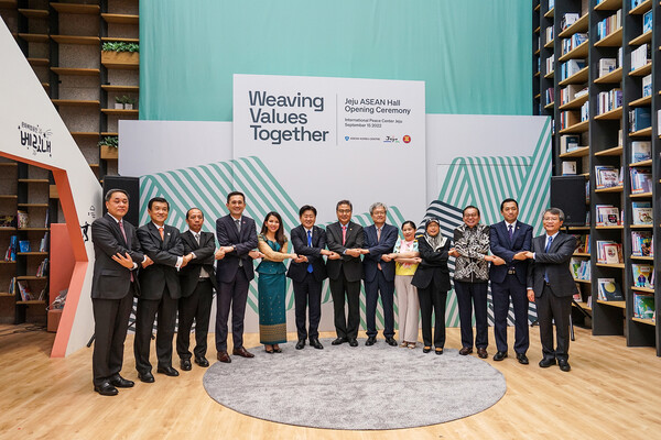한-아세안센터의 제주 아세안홀(Jeju ASEAN Hall, 아세안 쉼팡)이 9월15일 개관했다. 개관식에 참석한 박진 외교장관(가운데), 오영훈 제주도지사(가운데 왼쪽), 한-아세안센터 김해용 사무총장(가운데 오른쪽)