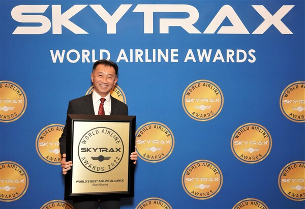 창립 25주년을 맞이한 스타얼라이언스가 2022 스카이트랙스 월드 에어라인 어워즈(Skytrax World Airline Awards)에서 최우수 항공사 동맹체 상을 수상했다. 스타얼라이언스 제프리 고(Jeffrey Goh) 대표가 기념촬영을 하고 있다 / 스타얼라이언스