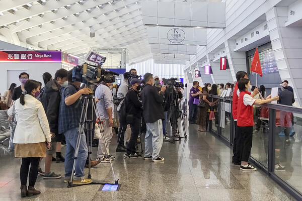 10월13일 타오위안공항에서 코로나 이후 첫 한국인 단체관광객을 기다리고 있는 타이완 현지 언론과 현지 여행사 / 이은지 기자