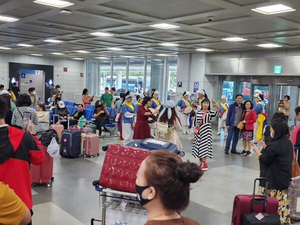                  10월16일 양양국제공항에서 베트남 단체관광객 환영행사가 열렸다 / 이후엘티에스