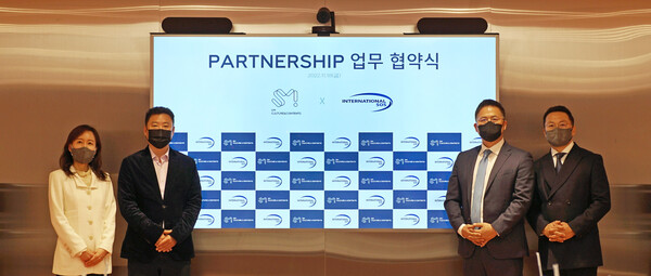 SM C&C가 지난 18일 SM C&C가 서울 성수동 사옥에서 ISOS와 글로벌 출장자 지원 사업 제휴를 위한 업무협약(MOU)을 체결했다 / SM C&C