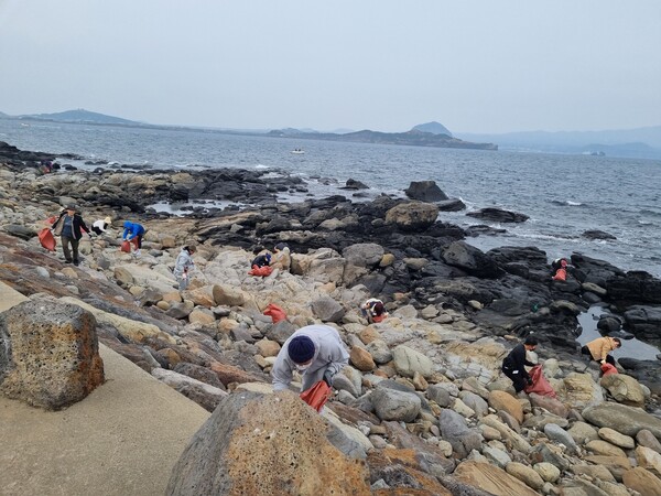줍젠 참가자들이 해안가 쓰레기를 치우고 있다 / 제주도관광협회