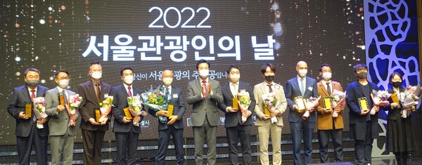 오세훈 서울시장(왼쪽에서 여섯 번째)이 ‘2022 서울관광대상’ 수상자들과 함께 기념촬영을 하고 있다. / 김선주 기자
