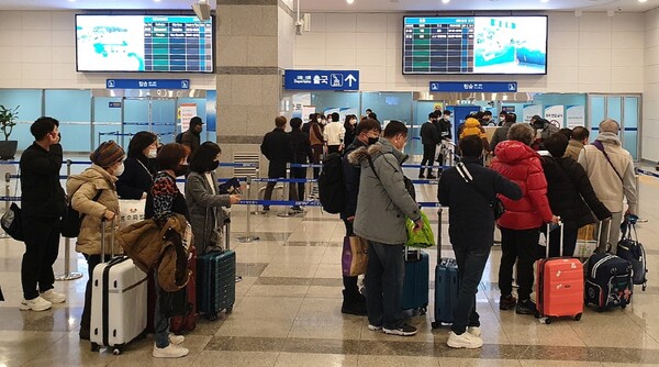부관훼리는 12월16일부터 부산-시모노세키 항로 여객운송을 본격 재개했다. 첫 운항편에 탑승하는 승객들 / 김선주 기자