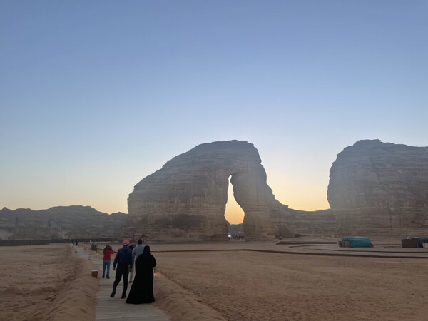 혜초여행은 사우디아라비아 서북부 메디나 주 알 울라에서 사막투어를 진행했다 / 혜초여행