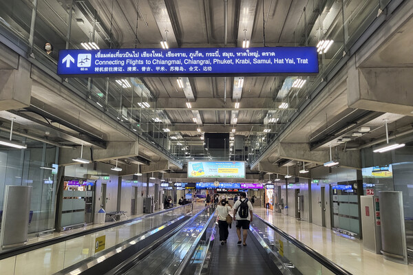 태국 정부의 사전 고지 없는 입국 정책 변동에 여행자들이 당혹감을 감추지 못하고 있다. 사진은 지난해 9월 방콕 수완나품 공항 환승통로 / 이은지 기자