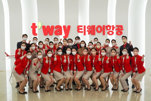 티웨이항공이 1월13일 새해 첫 신입 객실 승무원 수료식을 진행했다 / 티웨이항공