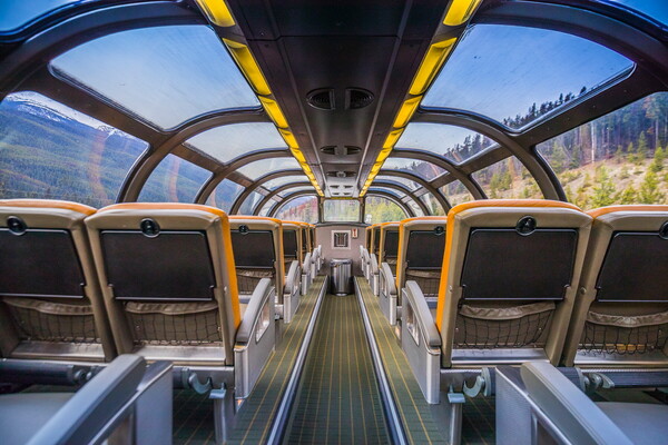 모두투어가 출시한 프리미엄 캐나다 여행 상품으로는 캐나다 국영 열차인 비아레일 로키산맥 횡단열차를 타고 밴쿠버에서 재스퍼로 23시간 동안 총 536km를 달리는 일정이 있다. 사진은 비아레일 기차 내부 풍경 / 모두투어 