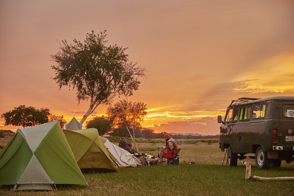 한-몽골 간 하늘길이 더욱 넓어진다. 사진은 몽골 바양고비 근처에서 캠핑을 즐기는 풍경 / 여행신문 CB 