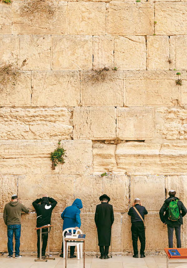 서쪽 성벽(Western Wall)에서 기도하는 사람들. 포즈는 제각각이지만, 간절함만큼은 똑같지 않을까? 참, 흔히 통곡의 벽이라고 알려져 있지만, 현지인들은 그렇게 부르지 않는다고 한다