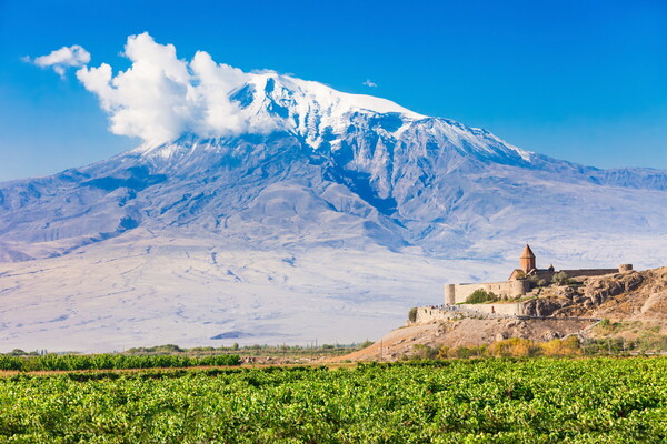                                       뒤로 코카서스 산맥이 펼쳐지는 아르메니아 코비랍 수도원 풍경 / 모두투어 