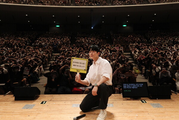 배우 배인혁이 히로시마 HBG 콘서트홀에서 열린 K-관광 페스타에서 사진을 찍고 있다 / 한국관광공사