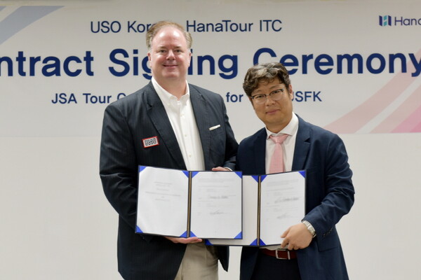 하나투어ITC 이제우 대표이사(오른쪽)와 USO Korea 더글라스 볼탁 지사장이 지난 2일 서울 종로구에 위치한 하나투어 본사에서 서명식을 진행했다 / 하나투어ITC