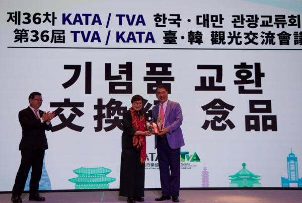 기념품 교환식에서 KATA 오창희 회장(오른쪽)이 TVA 예취란 회장에게 금수저를 전달하고 있다 / 송요셉 인턴기자 