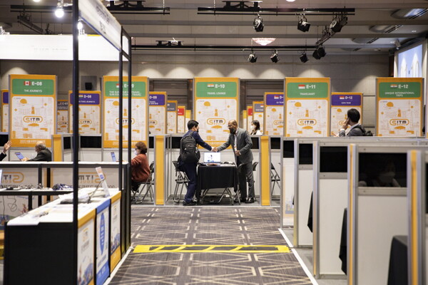 Overseas buyers and sellers held on-site consultations at Seoul International Travel Mart last year / Seoul Tourism Organization