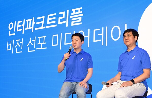 야놀자클라우드 김종윤 공동대표(왼쪽)와 인터파크트리플 최휘영 대표(오른쪽) / 인터파크트리플 