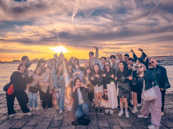 (주)여기트래블을 통해 여행을 다녀온 2030세대 여행객들이 베네치아에서 단체사진을 찍었다 / (주)여기트래블 제공