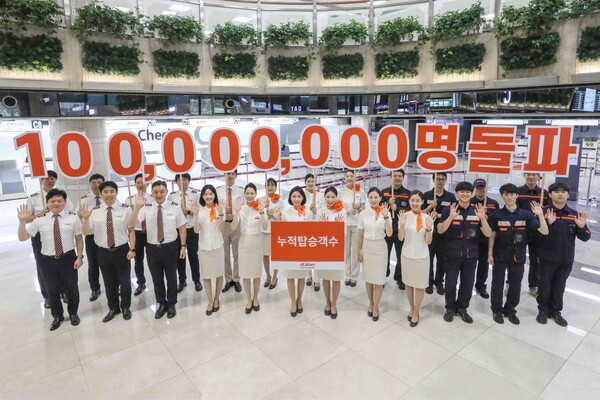 제주항공이 7월2일부로 누적 탑승객 1억명을 돌파했다. 김포국제공항에서 제주항공 임직원들이 기념 촬영을 하고 있다 / 제주항공 
