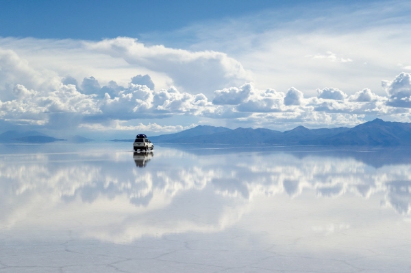 볼리비아에 위치한 세계적인 관광 명소인 ‘우유니 소금사막’
