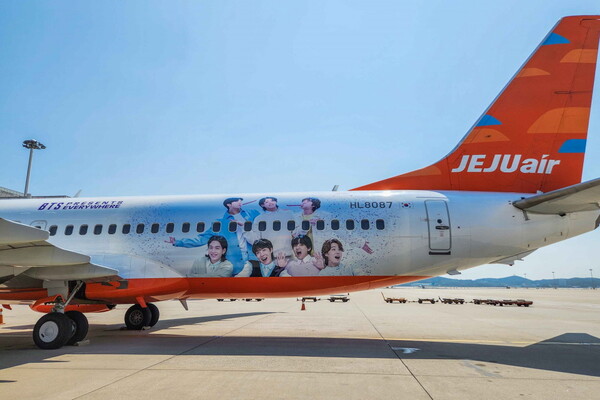 제주항공이 방탄소년단(BTS) 데뷔 10주년 기념 'FESTA' 래핑 항공기를 운영한다. / 제주항공