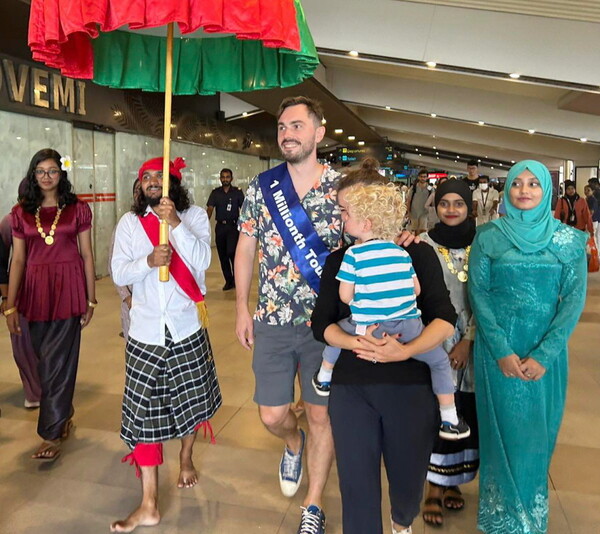 몰디브관광청은 7월16일 몰디브에 올해 100만번째 관광객이 방문했다고 밝혔다. 사진은 공항에서 환영단의 안내를 받고 있는 100만번째 관광객 안톤 파블로프(Mr. Anton Pavlov) 가족의 모습 / 몰디브관광청