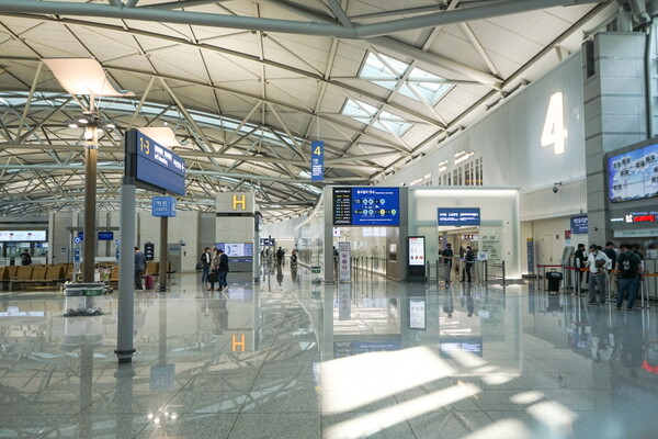 안면 인식으로 출국이 가능한 스마트패스 서비스를 인천공항에서 이용할 수 있다 / 여행신문 CB