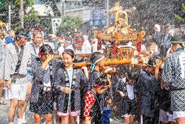올해 후카가와 하치만 축제는 3년에 한번 열리는 본 축제로 50구 이상의 대형 가마가 등장한다 / 고토구 관광협회