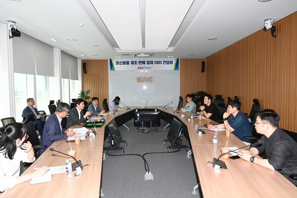 한국공항공사 윤형중 사장(왼쪽 가운데)과 호신용품 제조·판매업체 대표들이 기내반입 금지 물품 소지 감소를 위한 협력 방안을 논의하고 있다 / 한국공항공사 